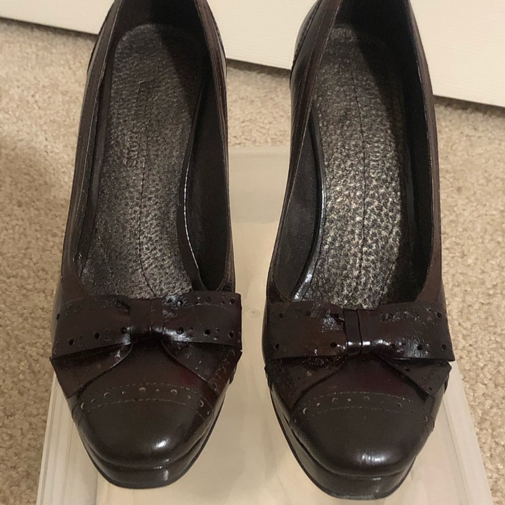 EUC Velez (Colombian brand) dark brown pumps